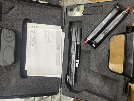 Se vende CZ 75 B en mi buen estado,con muelles cambiados,los originales se dan.3 cargadores del 9 y 2 00