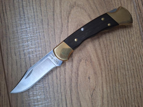 Se VENDE: 

Navaja americana marca BUCK modelo 112  con funda de cuero de la misma marca para el cinturón. 01