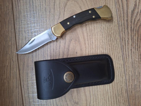Se VENDE: 

Navaja americana marca BUCK modelo 112  con funda de cuero de la misma marca para el cinturón. 00