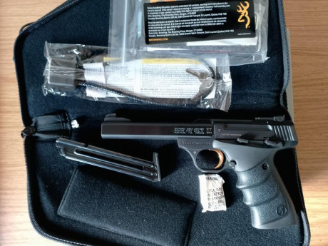 Hola, vendo pistola en 22lr BROWNING BUCK MARK nueva, comprada el 3 de febrero de este año, aún en garantía 01