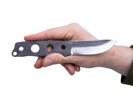 Cuchillo hecho en Finlandia, hoja de 85mm en acero al carbono 80CrV2 - 59 HRC, largo total 185mm, y un 01