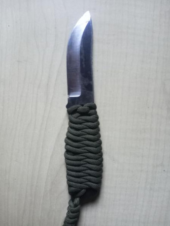 Cuchillo hecho en Finlandia, hoja de 85mm en acero al carbono 80CrV2 - 59 HRC, largo total 185mm, y un 00