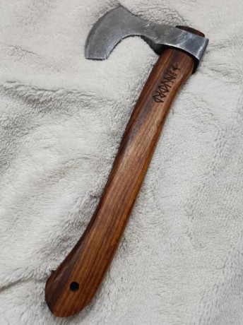 Vendo hacha Njord Vidar completamente nueva. 
Solo ha salido de su caja para mostrarla y para hacer fotos.
Viene 02