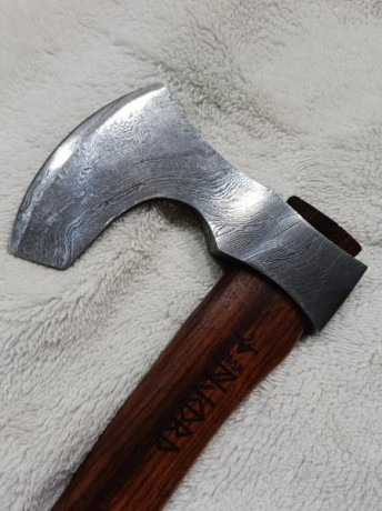 Vendo hacha Njord Vidar completamente nueva. 
Solo ha salido de su caja para mostrarla y para hacer fotos.
Viene 00