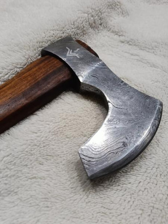 Vendo hacha Njord Vidar completamente nueva. 
Solo ha salido de su caja para mostrarla y para hacer fotos.
Viene 11
