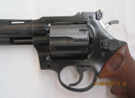 VENDO:

-- Revólver marca ME, modelo 44, calibre 4mm FLOBERT largo, Made in Germany. Guiado con Licencia 02