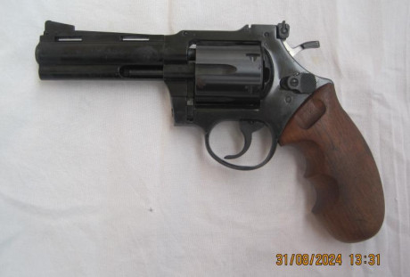 VENDO:

-- Revólver marca ME, modelo 44, calibre 4mm FLOBERT largo, Made in Germany. Guiado con Licencia 00