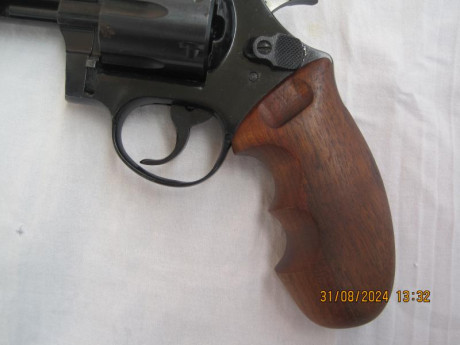 VENDO:

-- Revólver marca ME, modelo 44, calibre 4mm FLOBERT largo, Made in Germany. Guiado con Licencia 10