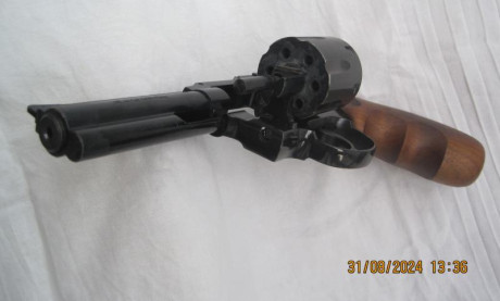 VENDO:

-- Revólver marca ME, modelo 44, calibre 4mm FLOBERT largo, Made in Germany. Guiado con Licencia 22