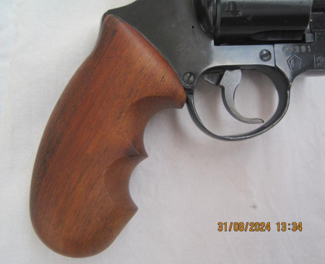 VENDO:

-- Revólver marca ME, modelo 44, calibre 4mm FLOBERT largo, Made in Germany. Guiado con Licencia 21
