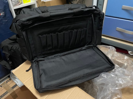Vendo esta bolsa de tiro completamente nueva, a estrenar, empaquetada.
Bolsillos laterales, bolsa interior 02
