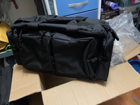 Vendo esta bolsa de tiro completamente nueva, a estrenar, empaquetada.
Bolsillos laterales, bolsa interior 01