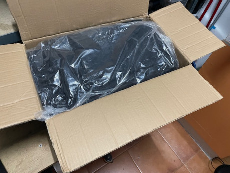 Vendo esta bolsa de tiro completamente nueva, a estrenar, empaquetada.
Bolsillos laterales, bolsa interior 12