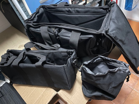 Vendo esta bolsa de tiro completamente nueva, a estrenar, empaquetada.
Bolsillos laterales, bolsa interior 11