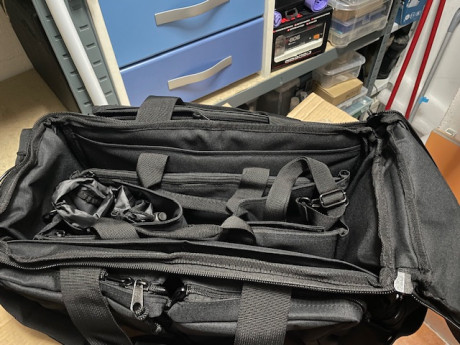 Vendo esta bolsa de tiro completamente nueva, a estrenar, empaquetada.
Bolsillos laterales, bolsa interior 10