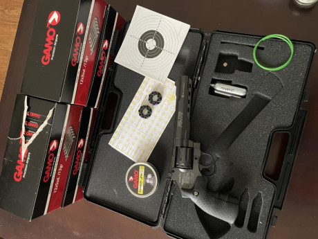 Revolver Gamo PR776 del 4,5  a estrenar , con maletín rígido y 48 cajas de 5 unidades de CO2. 
También 02