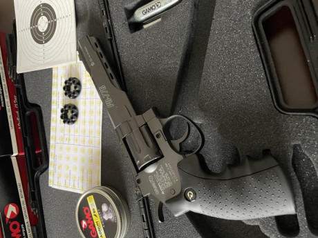 Revolver Gamo PR776 del 4,5  a estrenar , con maletín rígido y 48 cajas de 5 unidades de CO2. 
También 01