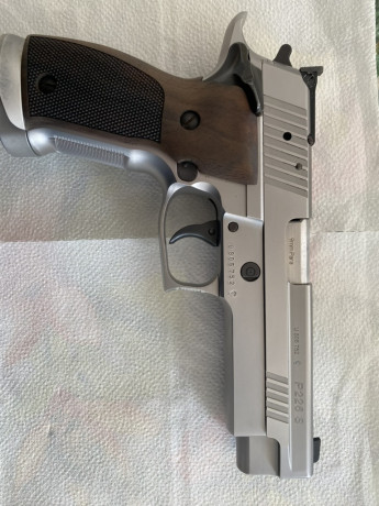 Muy buenas a todos.

Pongo en venta una Sig Sauer P 226S Xfive Classic (La alemana) en acero inoxidable 01