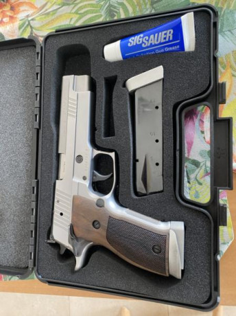 Muy buenas a todos.

Pongo en venta una Sig Sauer P 226S Xfive Classic (La alemana) en acero inoxidable 00