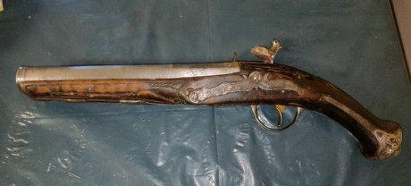 Hola, pongo a la venta esta pistola de chispa italiana calibre .63 del siglo XVIII  original, de entorno 01