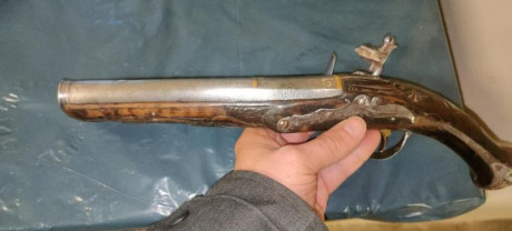Hola, pongo a la venta esta pistola de chispa italiana calibre .63 del siglo XVIII  original, de entorno 12