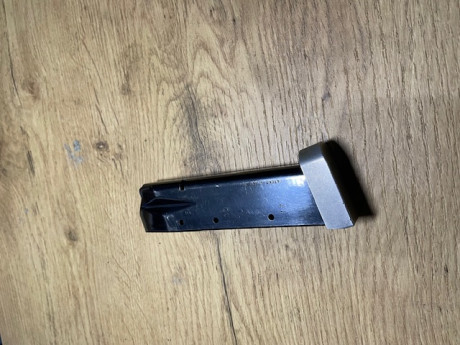 Vendo un cargador MECGAR para Sig Sauer P226. Precio 40€ portes incluidos 00