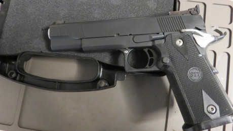 Vendo mi pistola STI 2011 customizada por HPS en Alemania dando como resultado una pistola del 9mm de 11