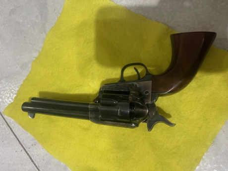Se vende Revolver Uberti cal 45LC con muy poco uso guiado en F el arma esta en Madrid; se vende para Hacer 02