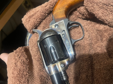 Se vende Revolver Uberti cal 45LC con muy poco uso guiado en F el arma esta en Madrid; se vende para Hacer 00
