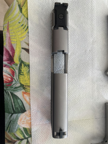 Muy buenas a todos.

Pongo en venta una Sig Sauer P 226S Xfive Classic (La alemana) en acero inoxidable 21