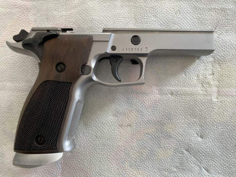 Muy buenas a todos.

Pongo en venta una Sig Sauer P 226S Xfive Classic (La alemana) en acero inoxidable 30