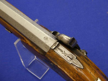 Voy a colocar unas fotos de un arma larga alemana de llave de mecha del siglo XVI. 92