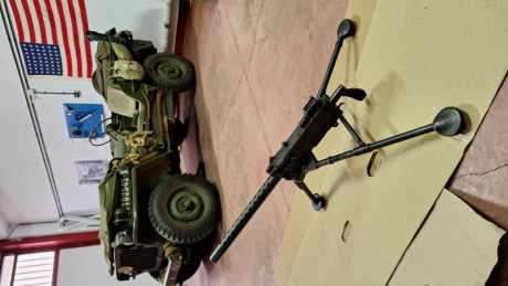 Hola!
Tengo una M1919 inutilizada, con su trípode de 1942. Una cosa curiosa de ella es que se trata de 12