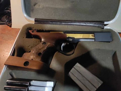 Vendo UNIQUE DES 96/U calibre 22 LR en maletin original y dos cargadores.Libro de instrucciones para poner 02