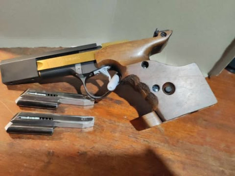 Vendo UNIQUE DES 96/U calibre 22 LR en maletin original y dos cargadores.Libro de instrucciones para poner 01