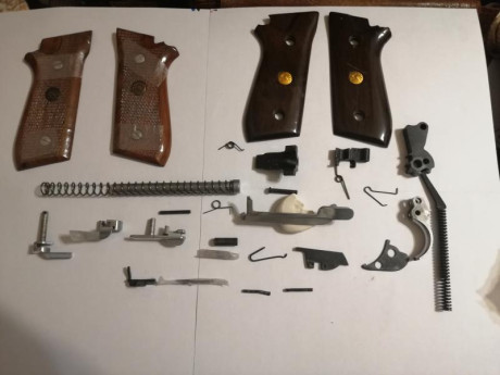 Vendo despiece de la pistola Taurus PT-92 o PT-99, junto con dos juegos de cachas de las mismas.
Si tenéis 00