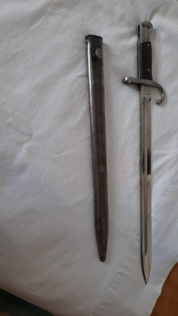 Un amigo vende, por razón de enfermedad y edad, algunas bayonetas que coleccionó.

Me ha enviado foto 01