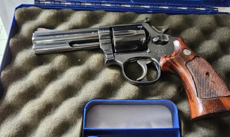 Vendo revólver  Smith &Wesson  magnun 357, 4" de color negro. 450€
Pistola 4" Simth&Wesson 01