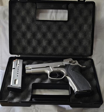 Vendo revólver  Smith &Wesson  magnun 357, 4" de color negro. 450€
Pistola 4" Simth&Wesson 00