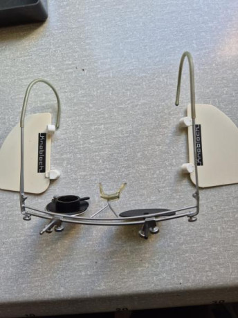 Sigo vaciando cajones. Vendo gafas de tiro Knobloch con diopter, tapa ojos laterales y tapa ojos. 150 01