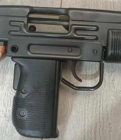 Hola vendo Uzi 45 acp como nueva. Solo ha realizado 10 Disparos. Lleva su cargador original como tres 10