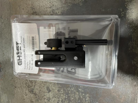 Un amigo del club vende esta funda rápida nueva sin usar, como se ve en la foto, funda y soporte.

Es 00