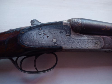 En estado de restauración, cal 12,  *** y * , con expulsores automáticos. Tiene dos pequeños golpes por 10