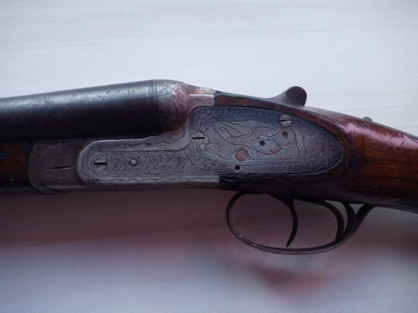 En estado de restauración, cal 12,  *** y * , con expulsores automáticos. Tiene dos pequeños golpes por 22