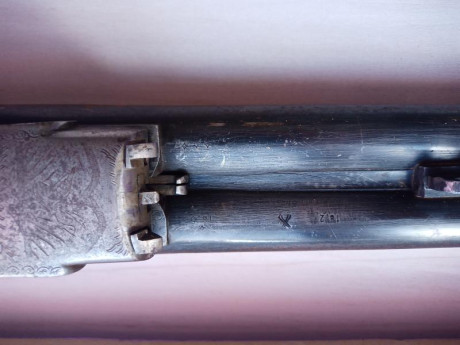 En estado de restauración, cal 12,  *** y * , con expulsores automáticos. Tiene dos pequeños golpes por 20