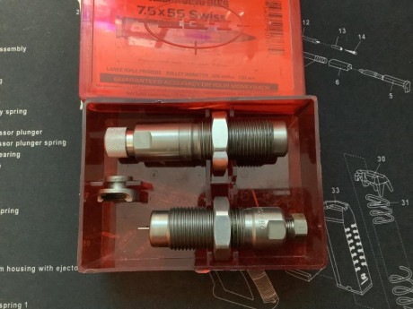 Se vende juego Dies de 7.5x55 Swiss de la marca Lee, usados en buenas condiciones,el precio es de 35€ 02
