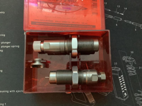 Se vende juego Dies de 7.5x55 Swiss de la marca Lee, usados en buenas condiciones,el precio es de 35€ 00