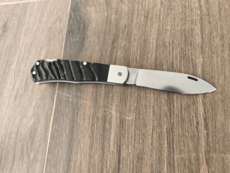 Navaja 2G knives en n690, cachas de springbook con separador rojo.

vendidas, cerrar. 01