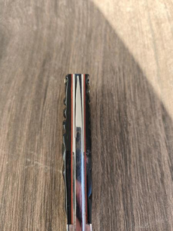 Navaja 2G knives en n690, cachas de springbook con separador rojo.

vendidas, cerrar. 12