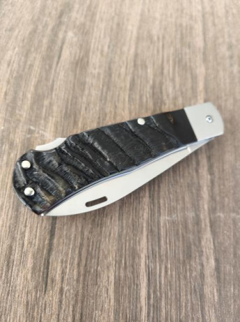 Navaja 2G knives en n690, cachas de springbook con separador rojo.

vendidas, cerrar. 10